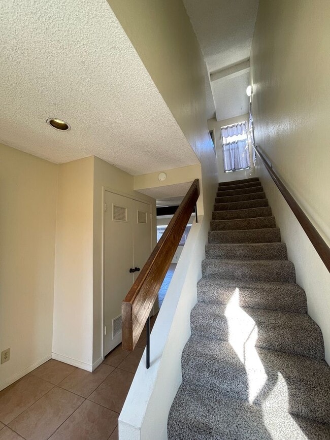 Building Photo - Two Bedroom Condo on Southside