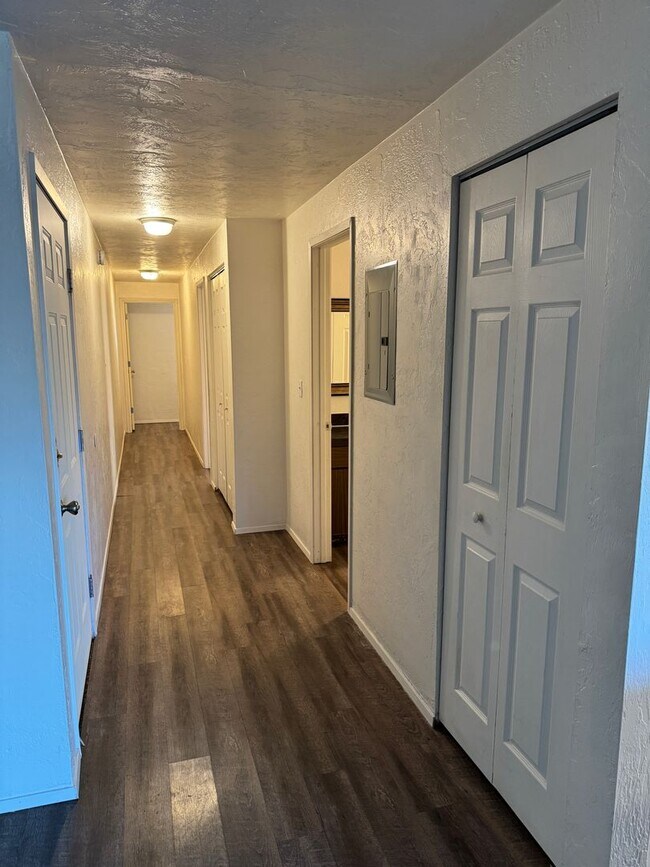 Building Photo - Updated 2-bedroom 1.5 bath duplex in Springfield!