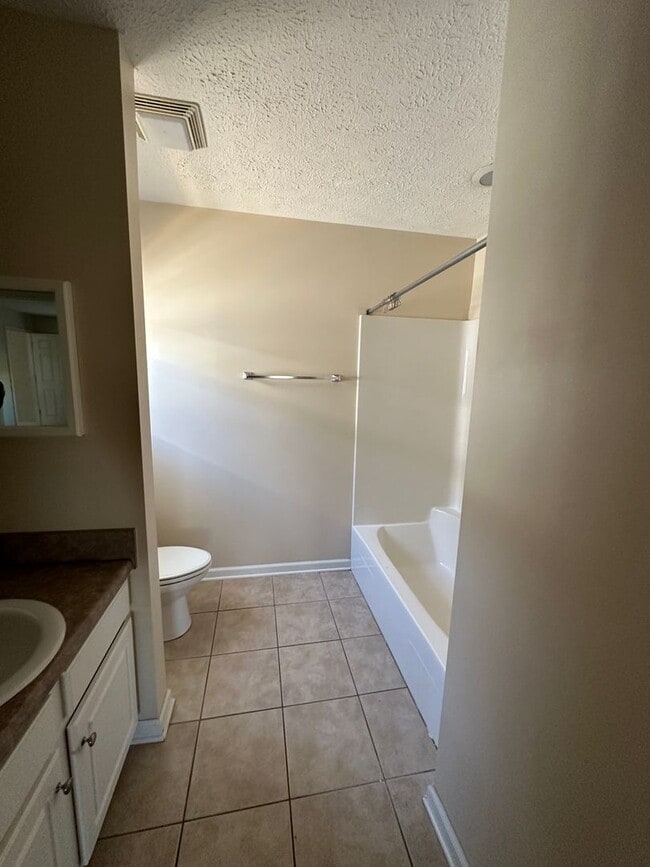 Building Photo - 3 Bed 2 Bath located in the Palm Cove Gated Community!