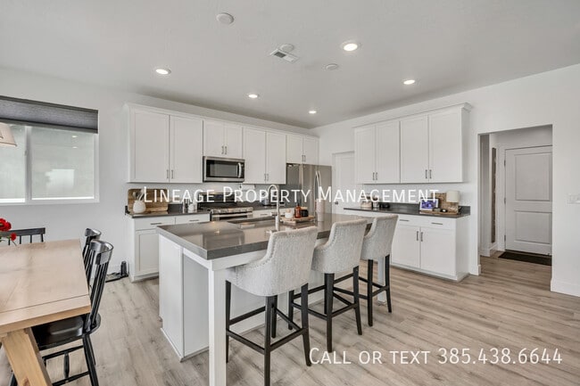 Building Photo - 3056 S Shoreline Dr