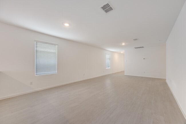 Building Photo - 3901 Pontchartrain Pkwy