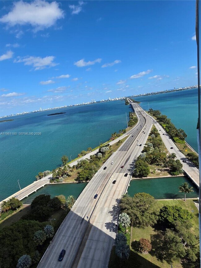 Building Photo - 601 NE 36th St