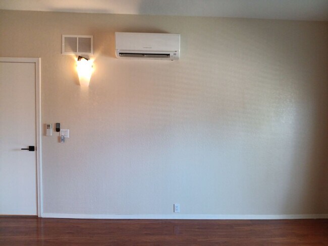 Building Photo - 3 Bedroom, 2 Bathroom Home! Schedule a Showing!