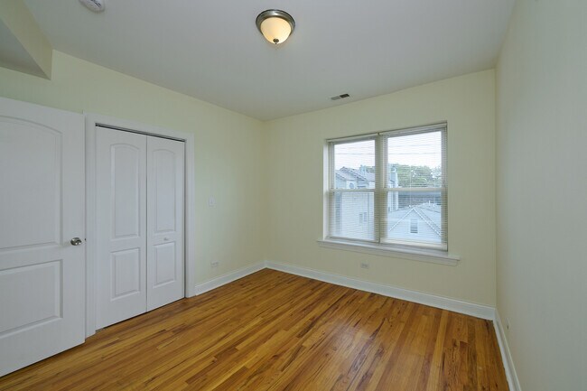 Building Photo - 5014 N Harding Ave