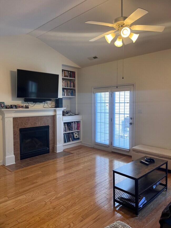 Building Photo - 1601 Silver Oak Ln