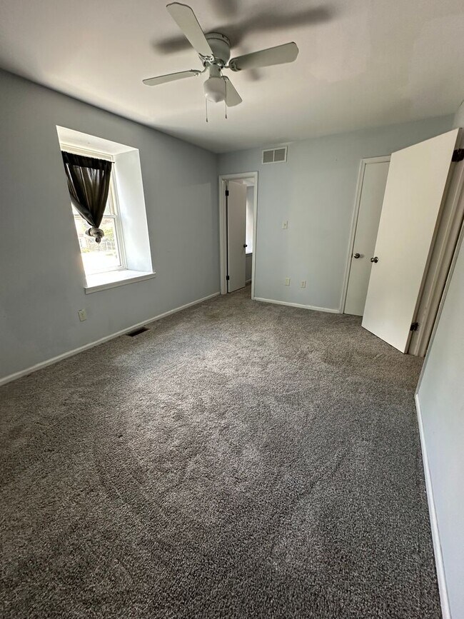 Building Photo - Nice 2 bedroom townhome with a view!