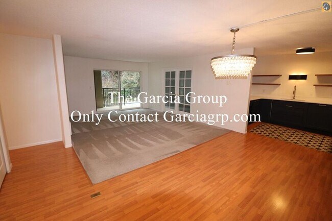 Building Photo - 2393 SW Park Pl