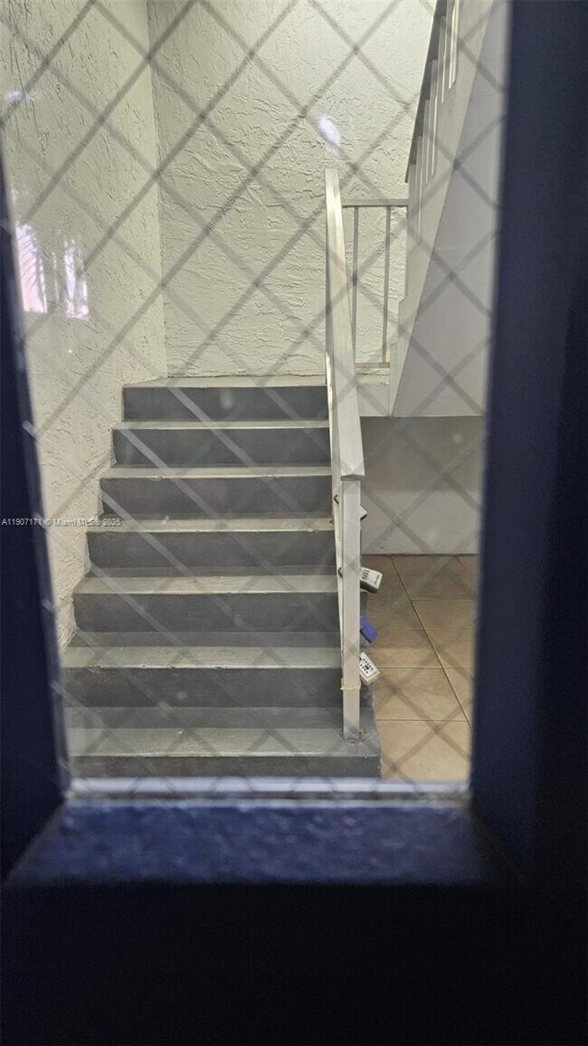 Building Photo - 1720 NW N River Dr