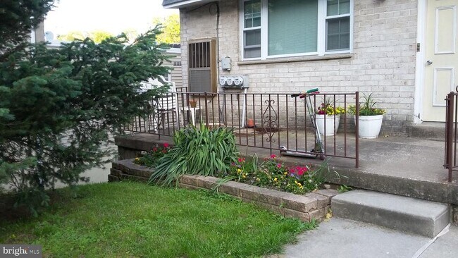 Building Photo - 289 Greenough St
