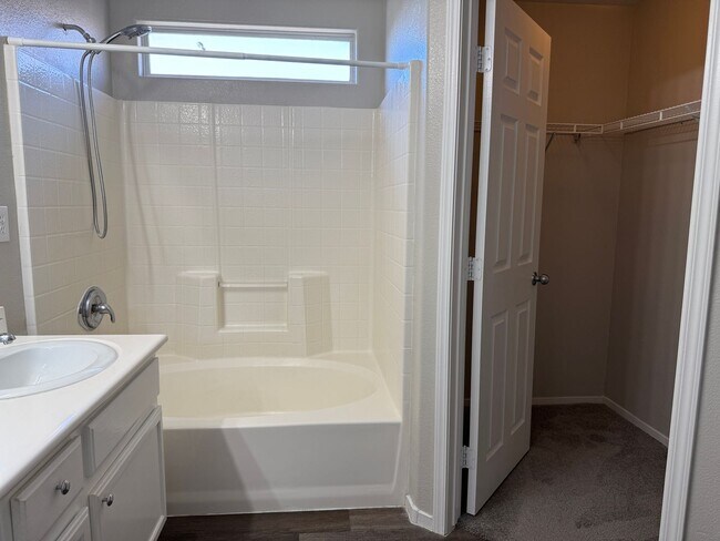 Building Photo - 4bd/2.5bath House