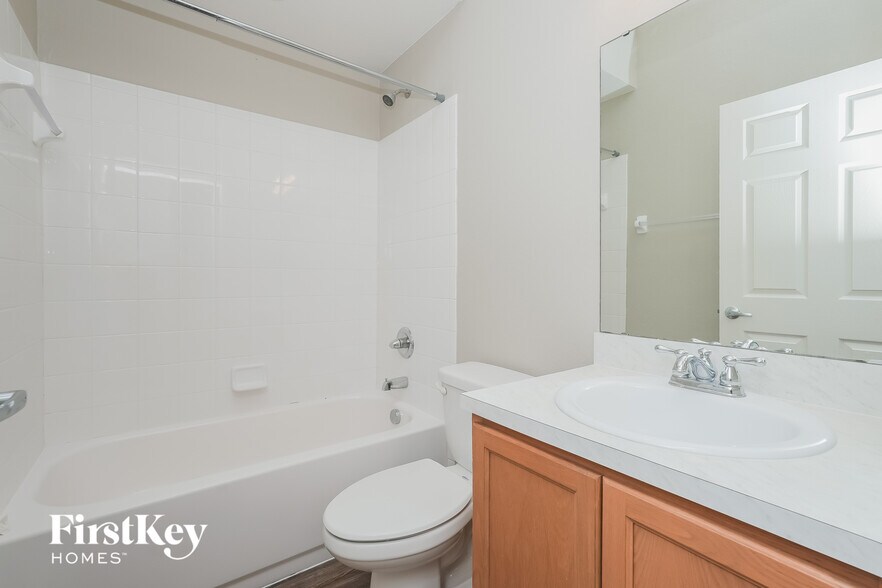 Building Photo - 1970 Country Manor St