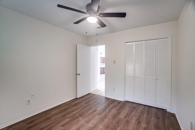 Building Photo - 10310 Little Pebble Dr