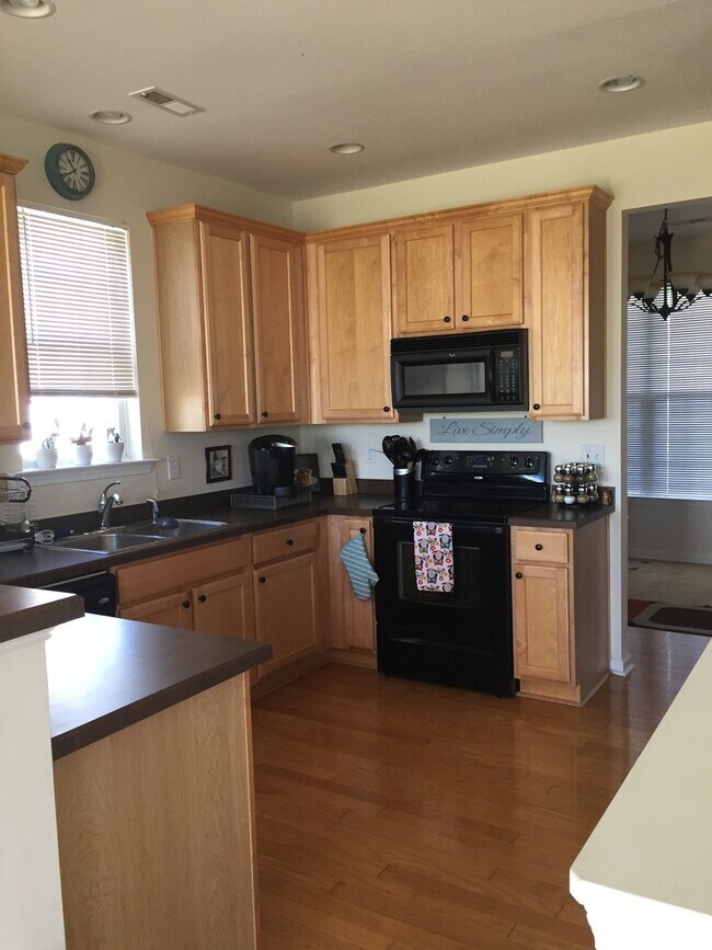 Building Photo - 3 Bedroom, 2.5 Bath Home in Bonnie Vista Community