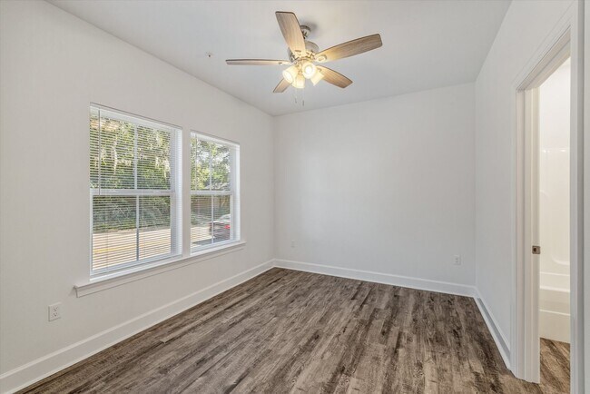 Building Photo - 5/5.5 Townhomes, Built 2024, Walk to stadi...