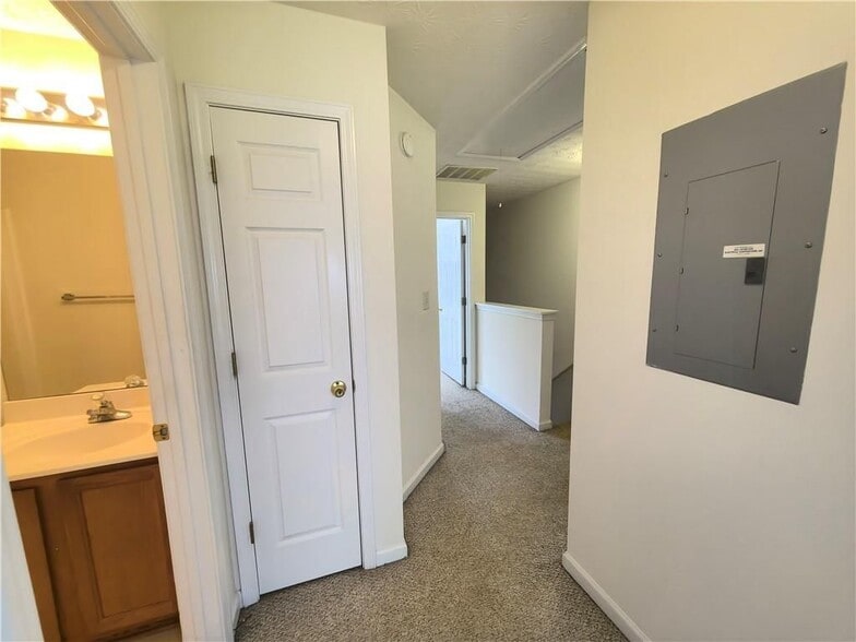 Building Photo - 619 Kenridge Way