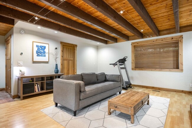 Building Photo - SW Bend Reverse-Living Home on .36 Acres | 5 Bedrooms | 3 Bathrooms