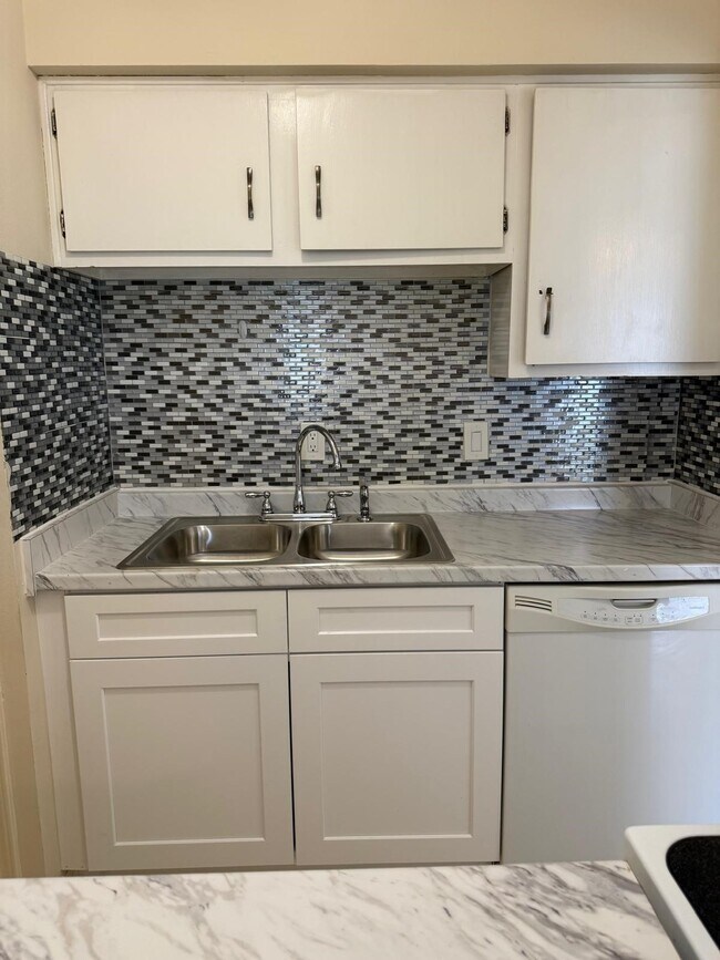 Building Photo - 6402 Del Monte Dr