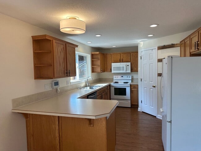 Building Photo - Beautiful 3 bedroom 2 bathroom house in a ...