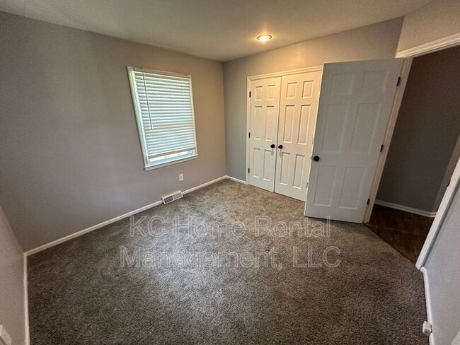 Building Photo - 209 NW Highland Ln