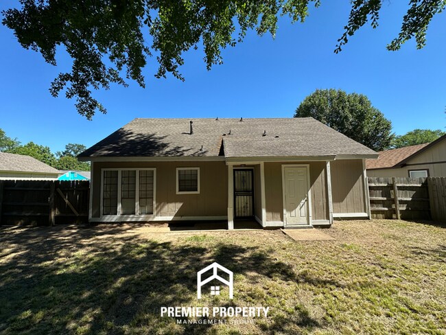 Building Photo - Beautiful 3BR/2BA Near Southwind | Soaring Vaulted Ceilings, Fireplace & Fenced Yard