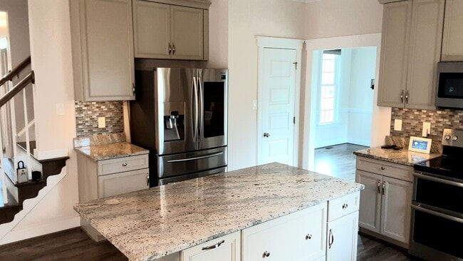 Building Photo - Country Estate Home in Ashland Area