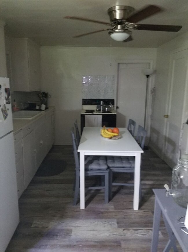 Building Photo - Charming Basement apartment