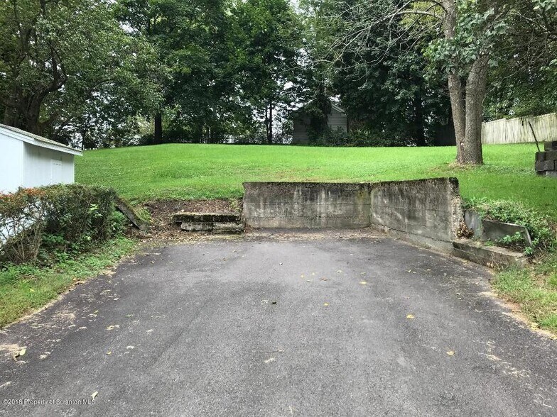 Off street parking - 29 Putnam St