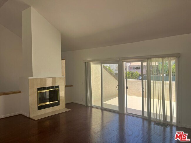 Building Photo - 4650 Park Mirasol Park