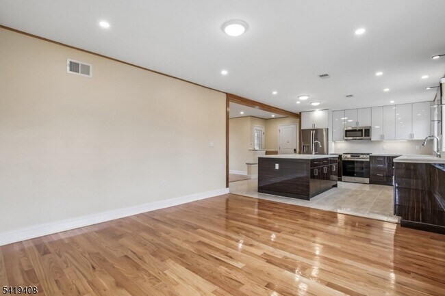 Building Photo - 215 Summit Ave