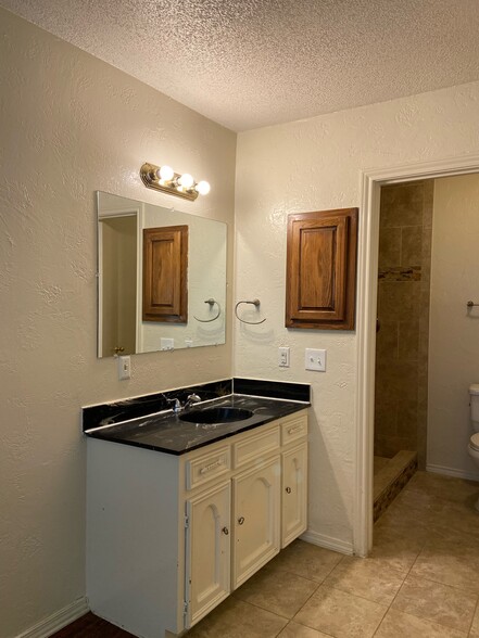 Building Photo - 2129 Poppy Ln