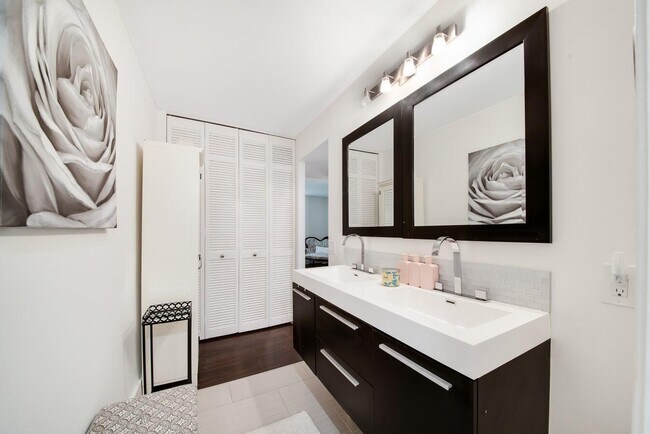 Building Photo - 1147 Hillsboro Mile