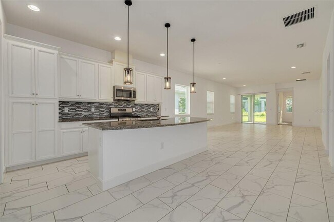 Building Photo - 7222 Paradiso Dr