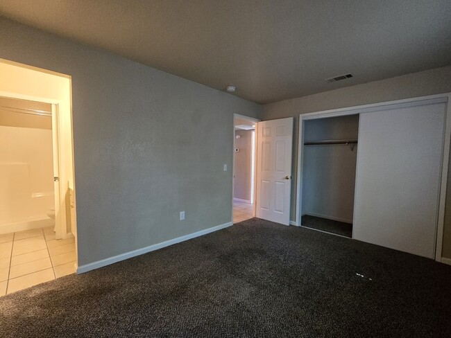 Building Photo - Beautiful 2 bedroom 2 bathroom condo in Or...