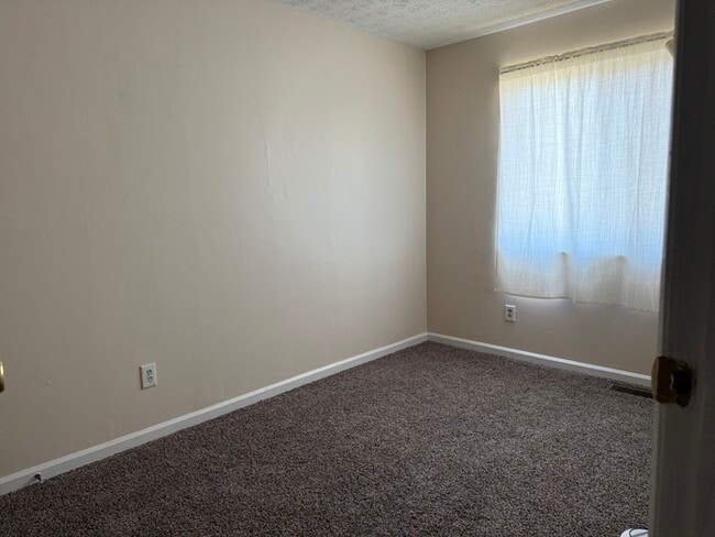 Building Photo - Charming 3 bed, 1.5 bath home!