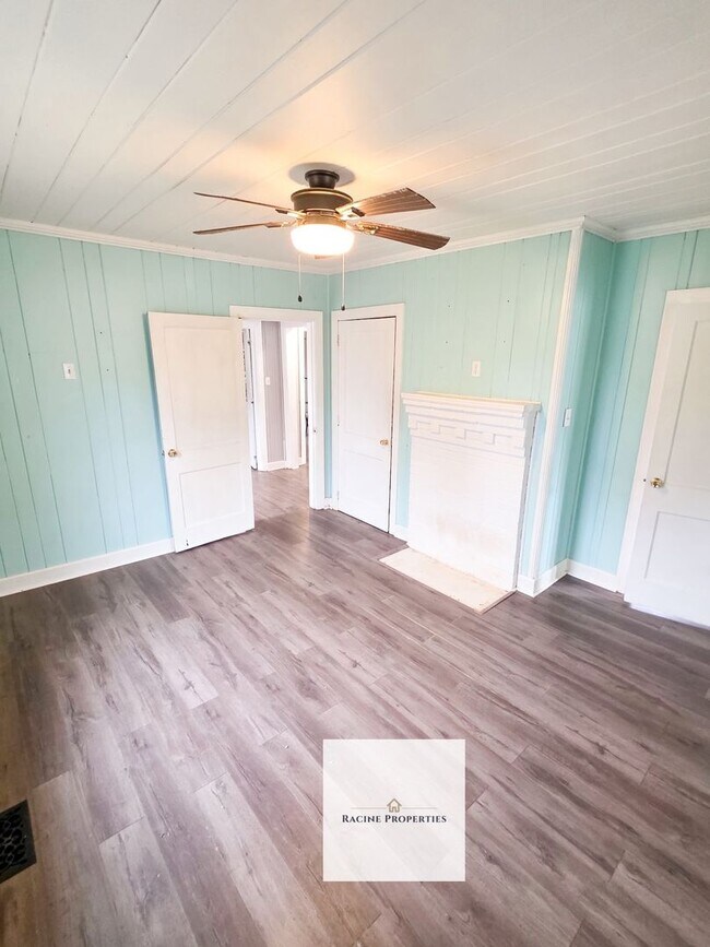 Building Photo - Two Bedroom Home Near Lake Blalock!