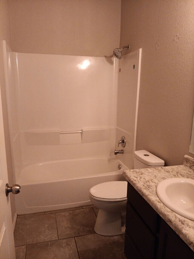 Building Photo - Spacious 4-bedroom, 2-bathroom home! Showi...