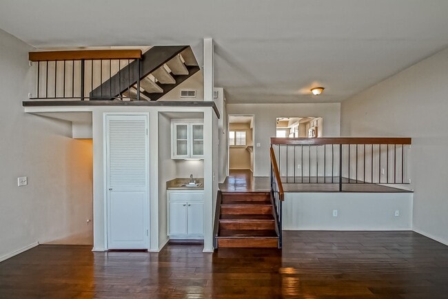 Building Photo - REMODELED, SPACIOUS & BRIGHT OCEAN-FACING CONDO IN BEAUTIFUL COMPLEX PERCHED ABOVE HOLLYWOOD RIVI...