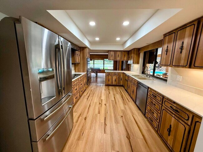 Building Photo - 465 SE Naranja Ave