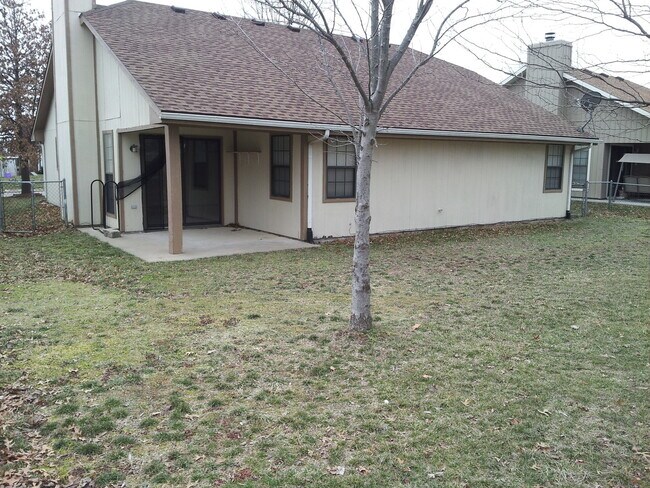 Building Photo - fenced backyard