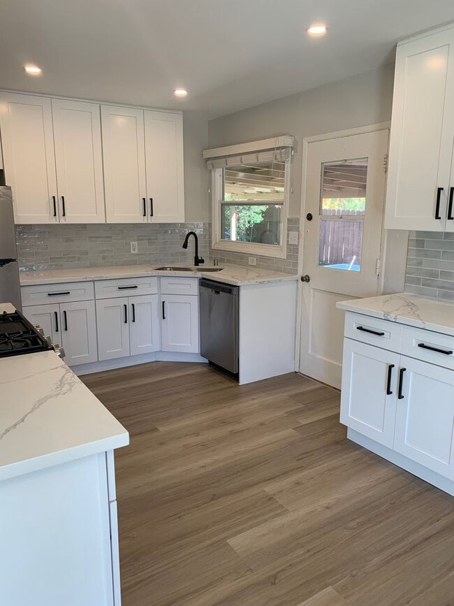 Building Photo - Beautiful 3 bedroom 1 Bath Home near SDSU