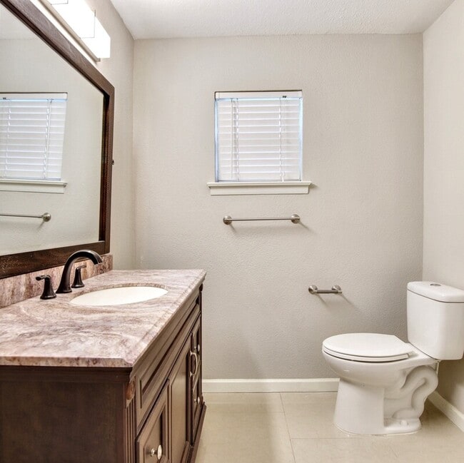 Building Photo - 1520 Sunnybrook Dr