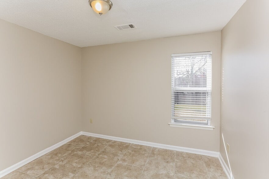 Building Photo - 5305 Oak Court Cove N