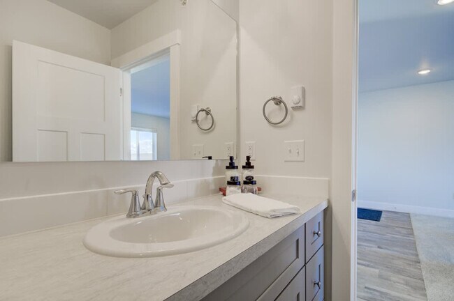 Building Photo - 5242 Fallon St