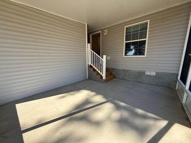 Building Photo - 6607 Lakewood Dr