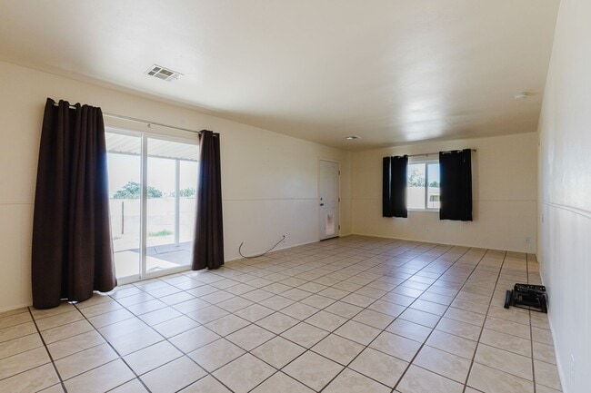 Building Photo - 3 Bedroom 2 Bathroom