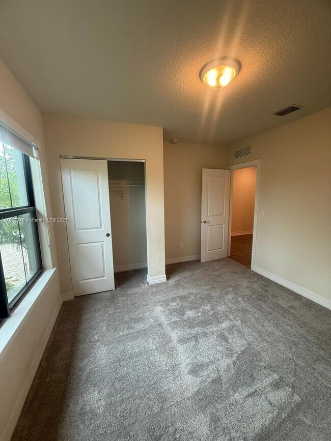 Building Photo - 3141 Tamarind Dr