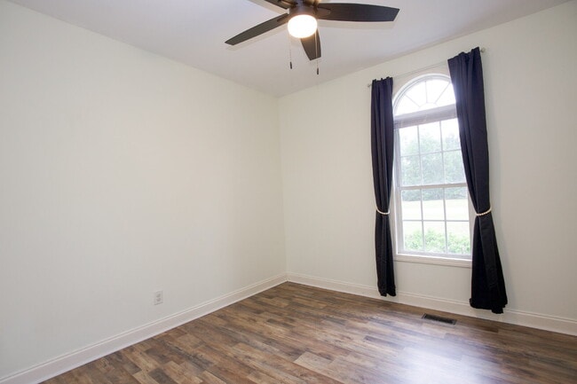 Building Photo - 102 Willow Creek Ln