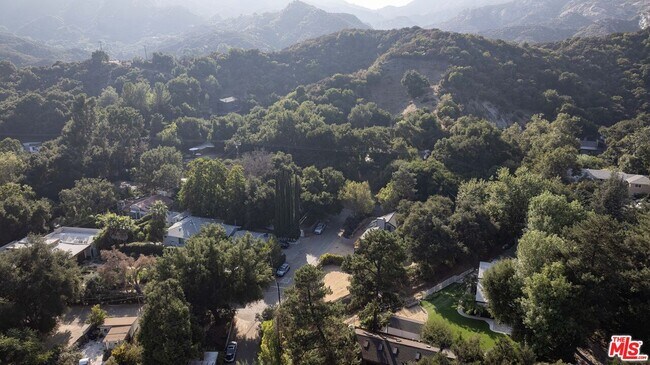 Building Photo - 1380 Old Topanga Canyon Rd