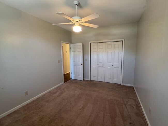 Building Photo - Lovely Cottage with Garden Courtyard