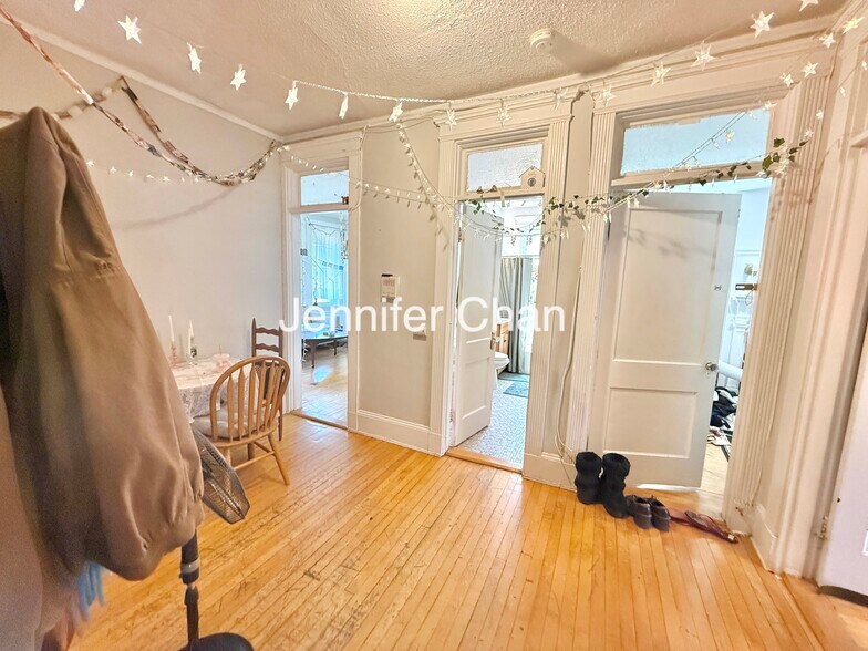 Building Photo - 32 Glenville Ave